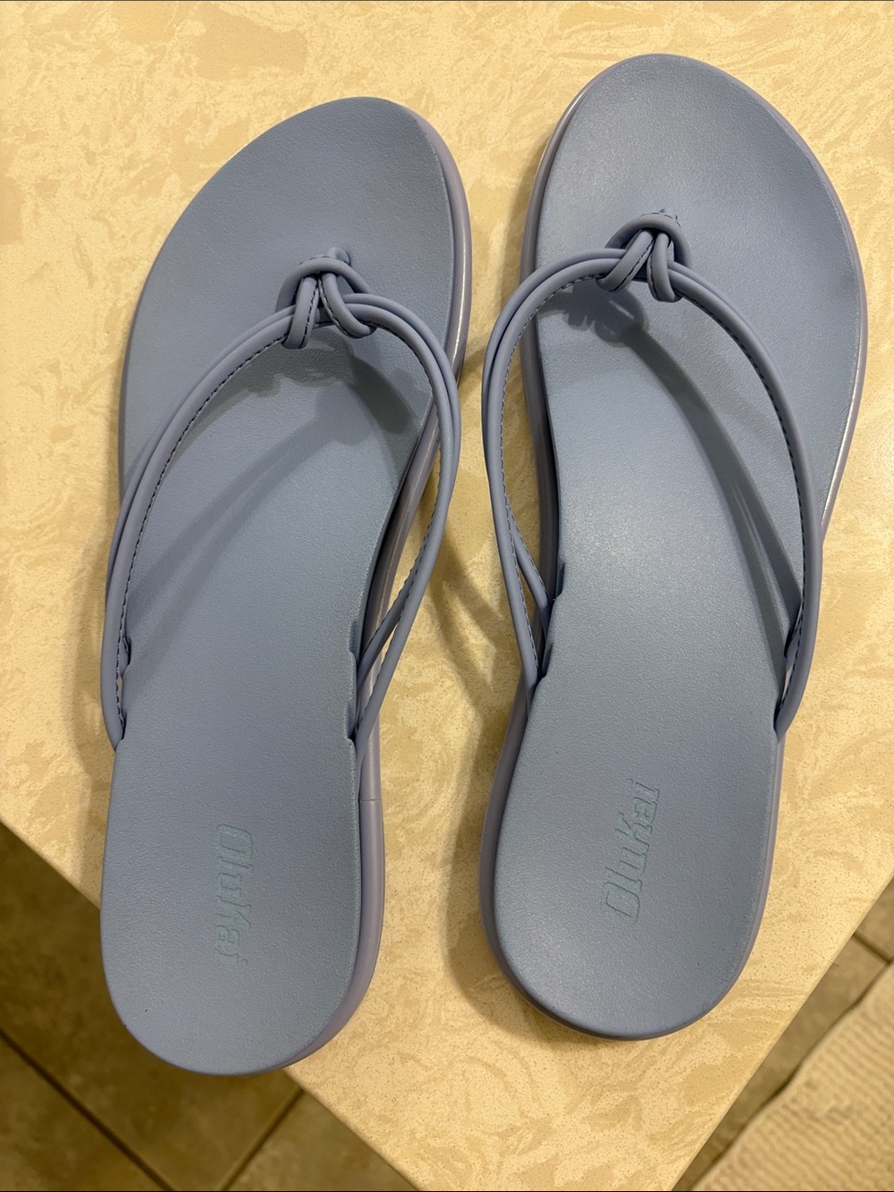 OluKai Aka beach sandal flip flops - Picture 3 of 7
